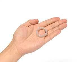 内径
Ｍサイズ：25ｍｍ
Ｌサイズ：28ｍｍ
日常外れる可能性がある環境ではＭサイズを使用し、就眠時はＬサイズといった選択も良いでしょう。