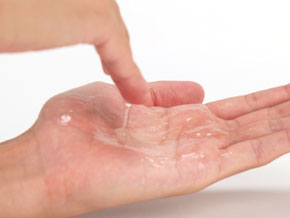 愛液と似た粘度が低い水のような感じです。