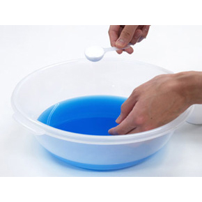 ■ステップ２
計量スプーン等で量ってお湯に入れます（※現在は付属されておりません）。

スプーン1杯のお湯目安
かなり濃い目：1リットル
濃い目：1.3リットル（某有名ローションと同等）
標準：1.5リットル
マットプレイ等：2～6リットル
