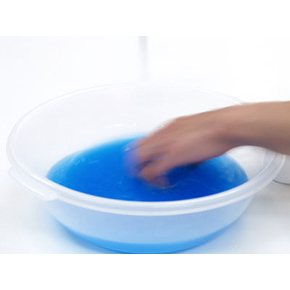 ■ステップ３
かき混ぜながらお湯に粉を落とします。

溶かし込むコツは、かき混ぜによって生まれた水流の一番激しいところに、少しずつ落としていきます。これで失敗すると玉になってしまって、勿体無いです。