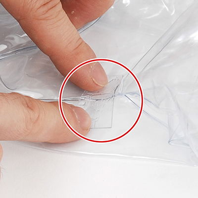穴にカットしたシートを当てますが、4分くらいは微調整が利きますので、慌てずゆっくり接着してください。