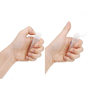 親指の爪でパチンと弾き簡単に使える点が嬉しい。蓋の硬さも硬すぎず緩すぎずがありそうでなかなかない為拍手ものです
