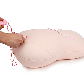 オセロ型の平たいローターが特徴のトリプルショッカーでの乳首留めには正に最適。これによりクリ責めや操作パターン切り替えに集中できます。