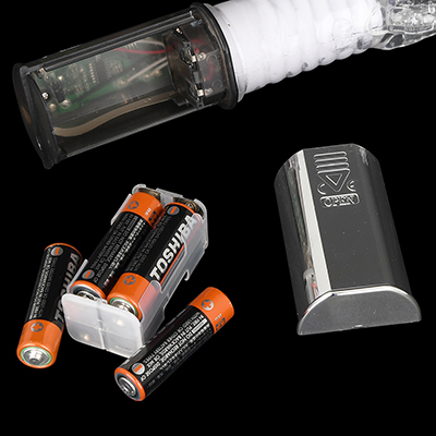電源は単三電池×４本（付属）。ご使用前に電池ボックスを取り出し、あらかじめ装填してある２本のシュリンクを剥がしてください。残り２本はパケの下部にあります。