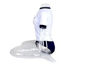＜横向き＞
優しいポリエルテル生地は特有の光沢感、しっとりすべすべで肌触りも抜群。ボディラインが際立ちます。