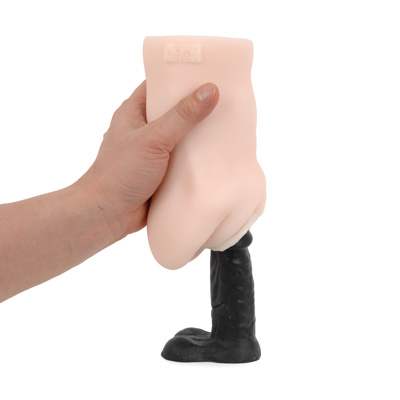 挿入長は余裕の13cm
伸びる素材なので、小さい人も大きい人もサイズに関係なく楽しむことができます。大型ホールはペニスサイズを選らばないので、購入失敗がありませんね。ただし、感触はリアル系らしく本物と同じくかなりマッタリした感じなので、刺激を求める方はお勧めできません。