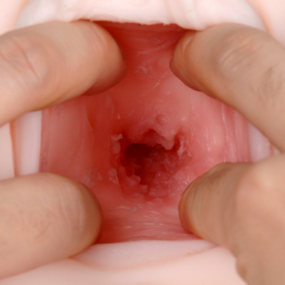 前作005に続く、粘膜素材を使用した二重成形。粘膜素材によって粘りつくような感触を生みだす。