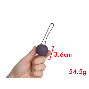 初級レベルのAmi1。実測値で54.5gと最も軽いのですが、ボール径は36mmあり、膣トレ初心者にもオススメしやすいサイズです。大きいので筋肉が緩くなっている膣でも落ちにくく、奥にも入りにくいから安定して使用できます。尿失禁が気になる方、経産婦の方にも最適です。