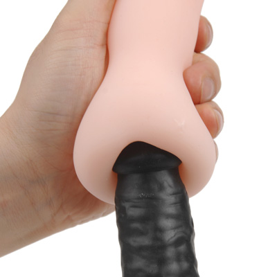 キツキツの内部はふにゃチン君を相手にしてくれないほどの圧力。挿入する時は、ある程度イキリ勃った状態で挑みましょう。