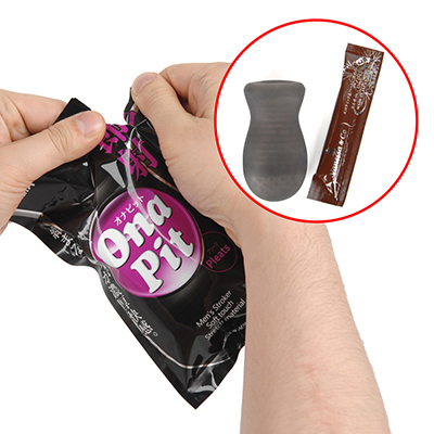 お菓子でも入っていそうなパッケージを開封すると、本体とローションが登場！　テンション上がっちゃいますな～！
