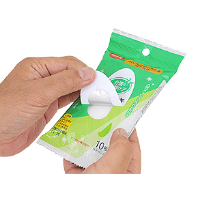 一般的な携帯用ウェットティッシュと同じタイプのアルミパックです。使用後はシールをちゃんと閉じないと、中身が乾いてしまうのでご注意を。