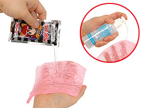 付属のローションをたらーり。ローション漏れしやすい形状なので、ジェル状の“洗い不要”などは相性抜群です。