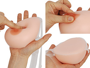 乳房はハリと弾力のある素晴らしい感触！　乳首もグミのような硬さで、薄膜コーティングにより手触りもサラサラ。