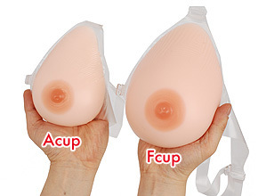 前から見るとこんな感じ。片乳だけで375ｇの重量差があり、揉み心地も視覚的な迫力もぜんぜん違うんです！