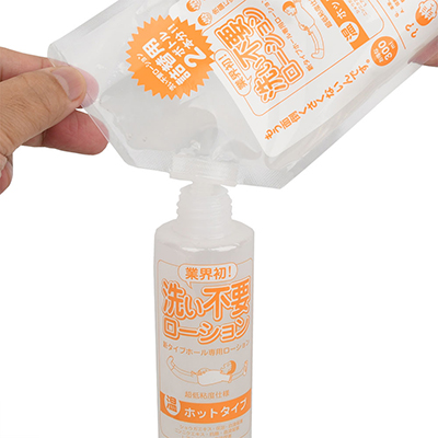 中身が見えて移し替えもラクラク。低粘度ローションだから容器ごと絞りやすく、最後の一滴までムダがありません。