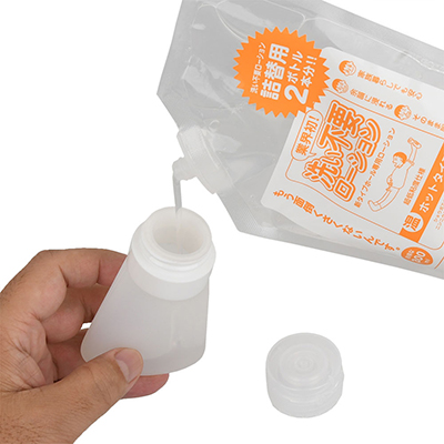 はじめから「三ツ星ローション容器」などに移し替えれば携帯にも便利ですし、ボトルタイプよりも割安に使えます。