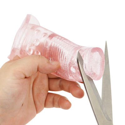 増強ポンプのパッキンとして使用する場合、まずはペニスサイズに合わせて先端をカットします。