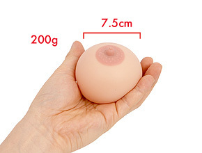 ポケットに入れておいても重すぎないサイズの「微乳」。リラックスボール代わりに使えそう。　※数値はＮＬＳ実測値
