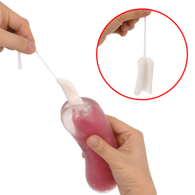 外側からモミモミして吸水を促しつつ、ヒモを引っ張ります。抜いた時に吸収体が膨らんでいれば成功です。
