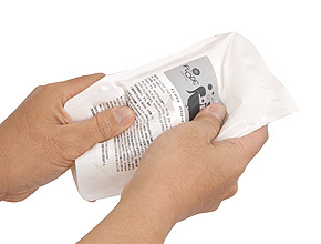 まずは本剤のパックをよく振ったり揉んだりしながら、沈殿した粉末と液体を混ぜ合わせます。感触でわかりますよ。