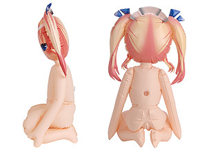 【メイド】“Aki”を連想させるお座りポーズがニクイ。置いたときの安定感があり、プレイもしやすいのが特長です。