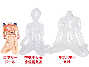 “えあ”の約３分の２、“Aki”の約２分の１といったサイズ感。コスプレするなら１～２歳児の衣装がピッタリです。
　