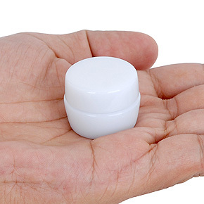 中身は直径３cmほどの小さな容器です。軟膏クリームのようにも見え、アダルトグッズ感がない点は長所ですね。