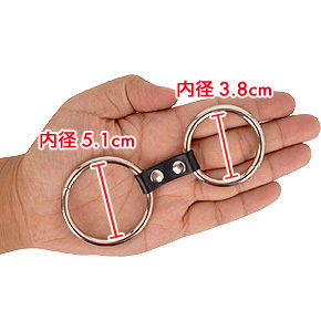 【2RINGS】２つのメタルリングが合皮バンドで繋がっています。装着時は前後を間違えないよう、ご注意ください。