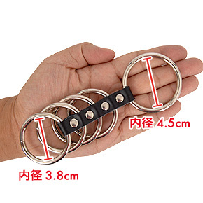 【5RINGS】見た目にもゴッツい４連リング＋１。メタル製なので重量もあり、やわなペニスでは負けちゃいそう…。