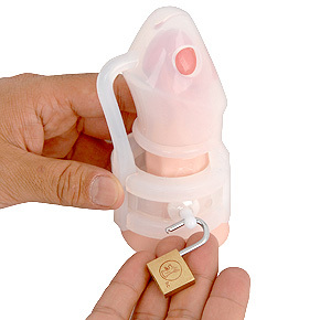 ピンの穴に南京錠を通し、ロックしたら装着完了。専用のカギを相手に渡せば、その瞬間から射精管理開始です。