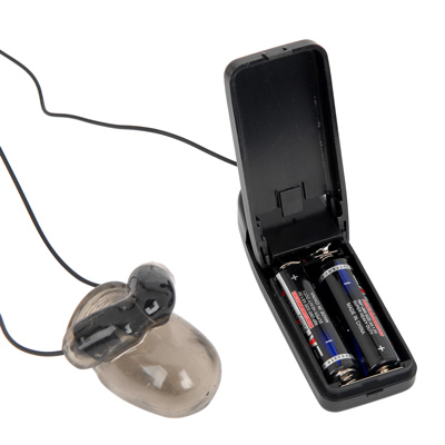 電源は単三電池×２本（付属）。コントローラー側の裏ブタを開くと電池ボックスがあります。アルカリ電池推奨。