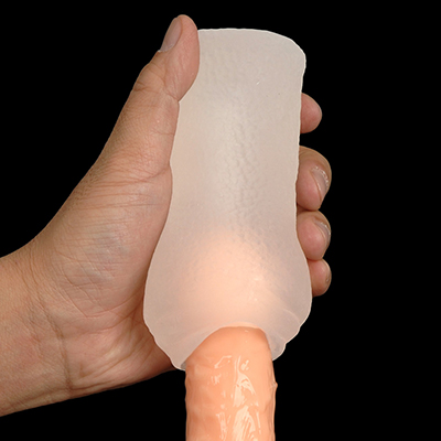 ストローク中、自分のペニスがうっすら透けて見えるのがエロいですね。硬くなったぶん、安定性も向上しました。