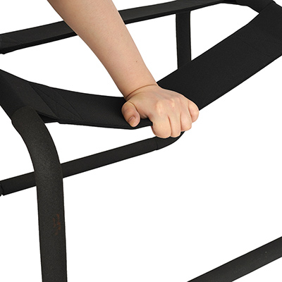 【組立手順３】ゴムバンドに体重を掛け、ゆがみやグラつきがないかをチェックすれば完成。分解も簡単になったので、ホテルなどに持ち込むこともできますよ。