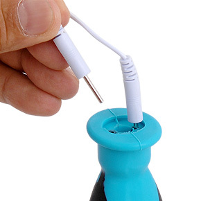 各アタッチメントとの接続はジャック式。各電極のジャックを完全に挿し込んでからプレイしてください。