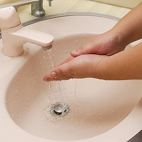 カルボマーが入っているため、水だけでスルッと落ちてくれます。肌へのダメージもほとんどないのがポイント。