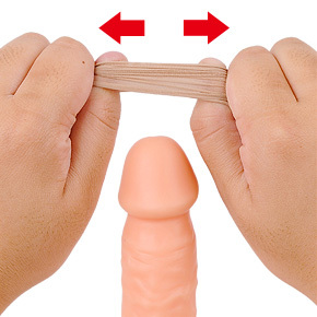 【装着手順１】縮めて輪っか状にした本体の内側から指を突っ込んで左右に広げ、装着位置を確認します。