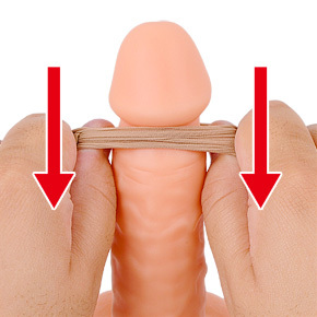 【装着手順２】そのままペニスを輪に通し、指を外してカリ下に固定します。この時点で余皮は剥いておきましょう。