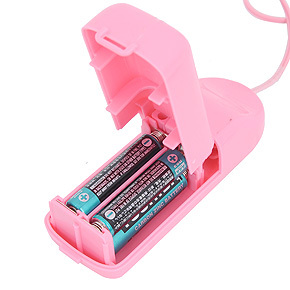 電源は単四電池×４本（付属）。標準的なモデルの倍近い電力を使うため、めちゃくちゃパワフルに震えます。