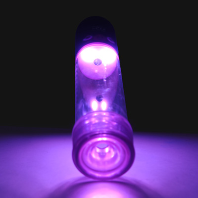暗い場所でも快適に使えるLEDライトが便利。音も静かなので、家人がいても深夜に自室でこっそり使えます。