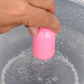 水しぶきで振動チェック。重みのあるバイブレーションは水ハネよりも多くの波紋を生み、じわっと伝わるようです。