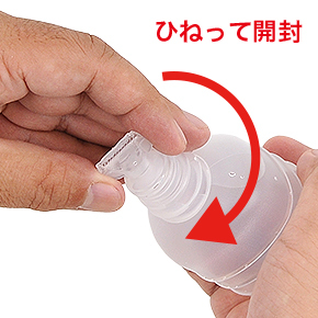精製水の入ったボトルは封印されています。まずはキャップを軽く捻って開封し、ノズルを取り付けましょう。