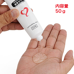かなり水っぽい、ゆるめのテクスチャー。まるで化粧水のような感触で肌に馴染むのは、配合成分のおかげ。