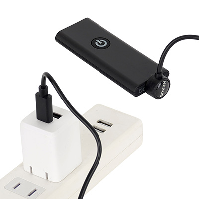リモコンも充電式です。充電ケーブルは本体と同じものを使い、連続可動は約100時間とスタミナ設計です。