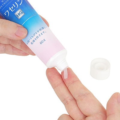 チューブタイプは構造的に雑菌が入りにくいため、ボトルタイプよりも衛生的。必要な分だけ指に出しましょう。