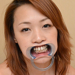 装着するとキレイなモデルさんの顔面もこの通り…。ほかの拘束具と組み合わせれば、プレイの幅も広がります。