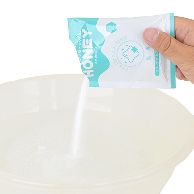 使い方は簡単。まずは袋を開け、そのままお湯にパウダーを投入。サラサラと細かい粒子が溶けやすいんです。