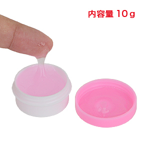 ピンクの半透明ジェルです。ニオイはありませんが、わずかに粘りがあり、お肌や粘膜に塗りやすい感触です。