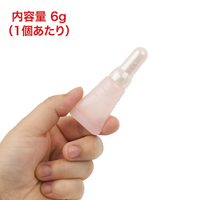 発売後もモニターアンケートをくり返し、使い勝手を極めた小型容器。内容量も１回のプレイにちょうどいいサイズです。