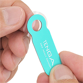 【使用手順４】付属の透明シール（４枚入）を、マグネットプレートの丸い部分（黒い面の方）に貼り付けます。