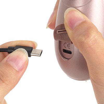 充電アダプタの本体接続はUSB-C。防水性も問題ありませんが、専用ケーブルが付属しなくなったため、別途ご用意ください。